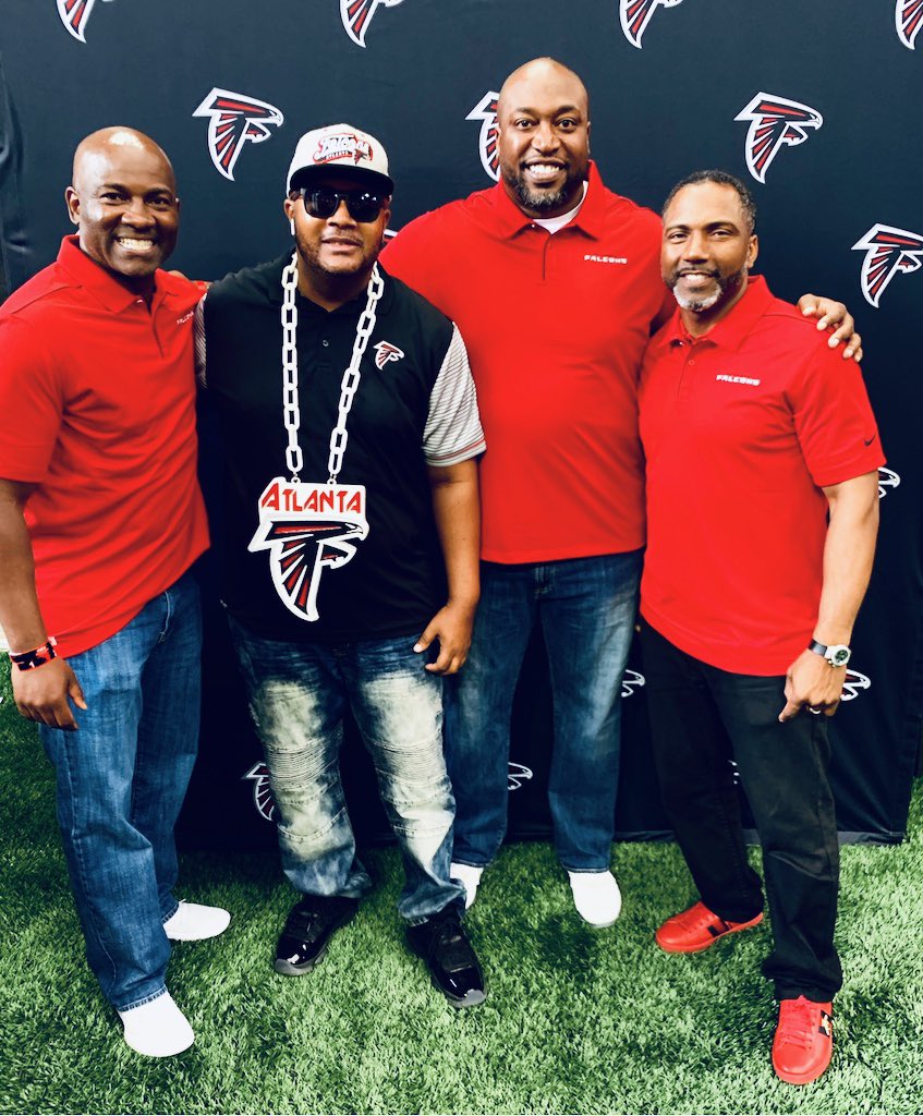 MARIOGA12000's tweet photo. Hanging out with some of the Atlanta Falcon greats at fan day. #terrancemathis #algecrumpler #allenrossum #seasonticketholderperks #seasonticketholderevent #mercedesbenzstadium #atl4life https://t.co/MUGZw6lJjJ