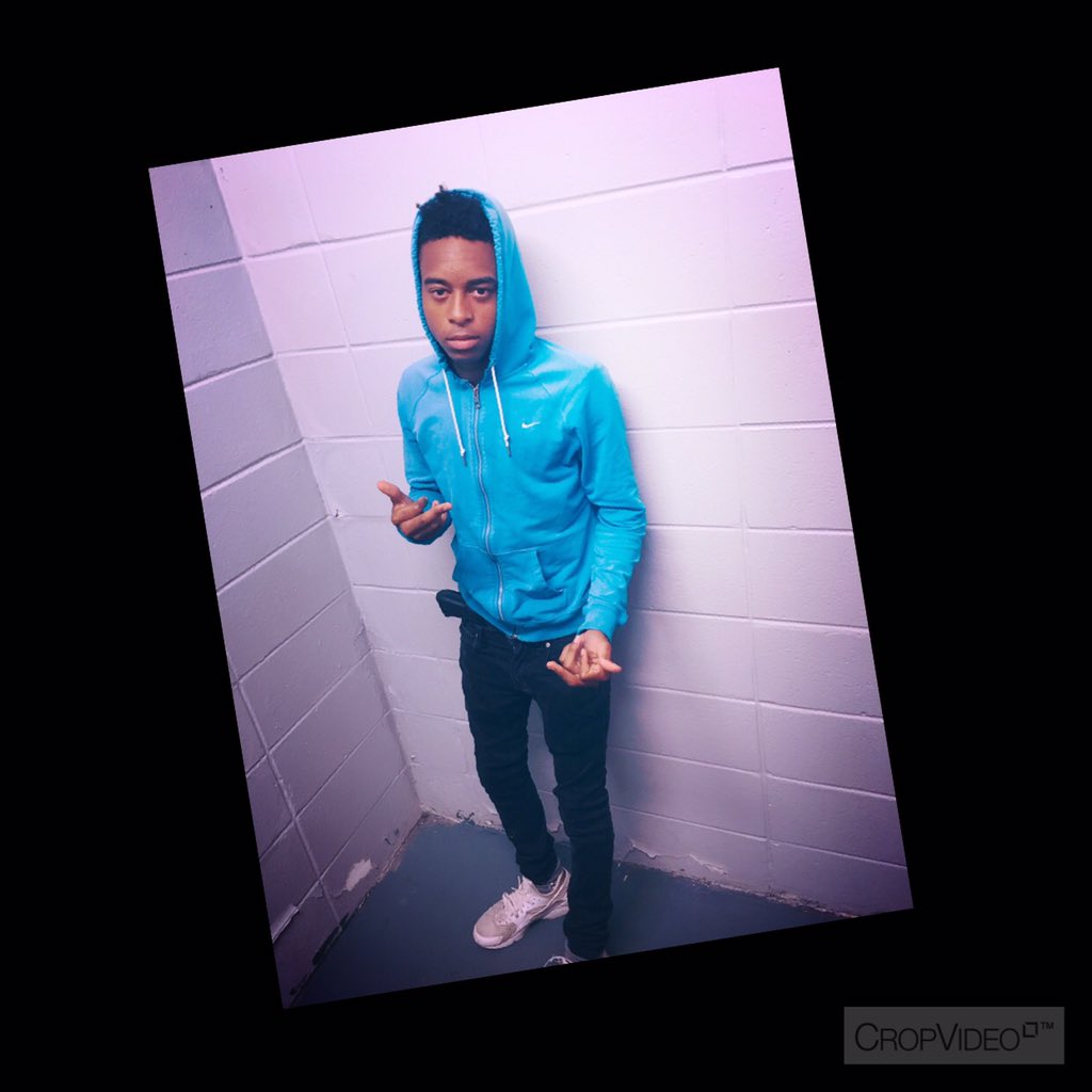 Teestatus3's tweet image. Stunting on my ex bitch Burner on my waist bitch 🦍 #livinglife #pointmade🎲 #gvng