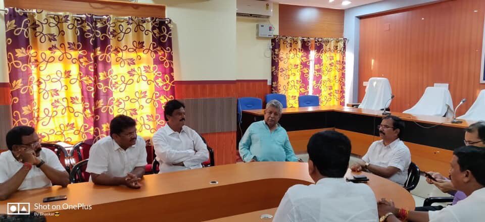 Prafulla4Odisha's tweet photo. Glad to see the quick response to #CycloneFani by Shri.@gyanadas64, Collector and DM, Bhadrak &amp; Team!Participated in a discussion along with other @bjd_odisha leaders to ensure help to affected areas of Bhadrak district. #OdishaFightingFaniBack https://t.co/hOshRIMB6c