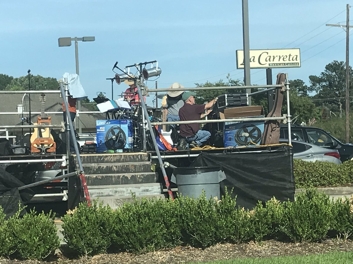 jamiewebb85's tweet photo. Families are enjoying the shade as La Carreta continues its weekend of music in celebration of Cinco de Mayo. @LPNews1898 https://t.co/q5ByVH9FRB