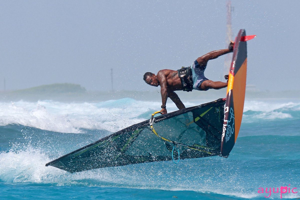 tatyfrans's tweet photo. Pop,Slash, Splash..etc etc.. weekend vibe on Bonaire sea. #incontrol #weekend #saturday #point7windsurf #mysticboarding #tuifly #tuicaribbean #lsdfins #theislandboyz #ayupic #sorobonbeachresort @Mysticboarding @point7windsurf @Theislandboyz_ @Worldwindsurf https://t.co/xRpn6mB9kG