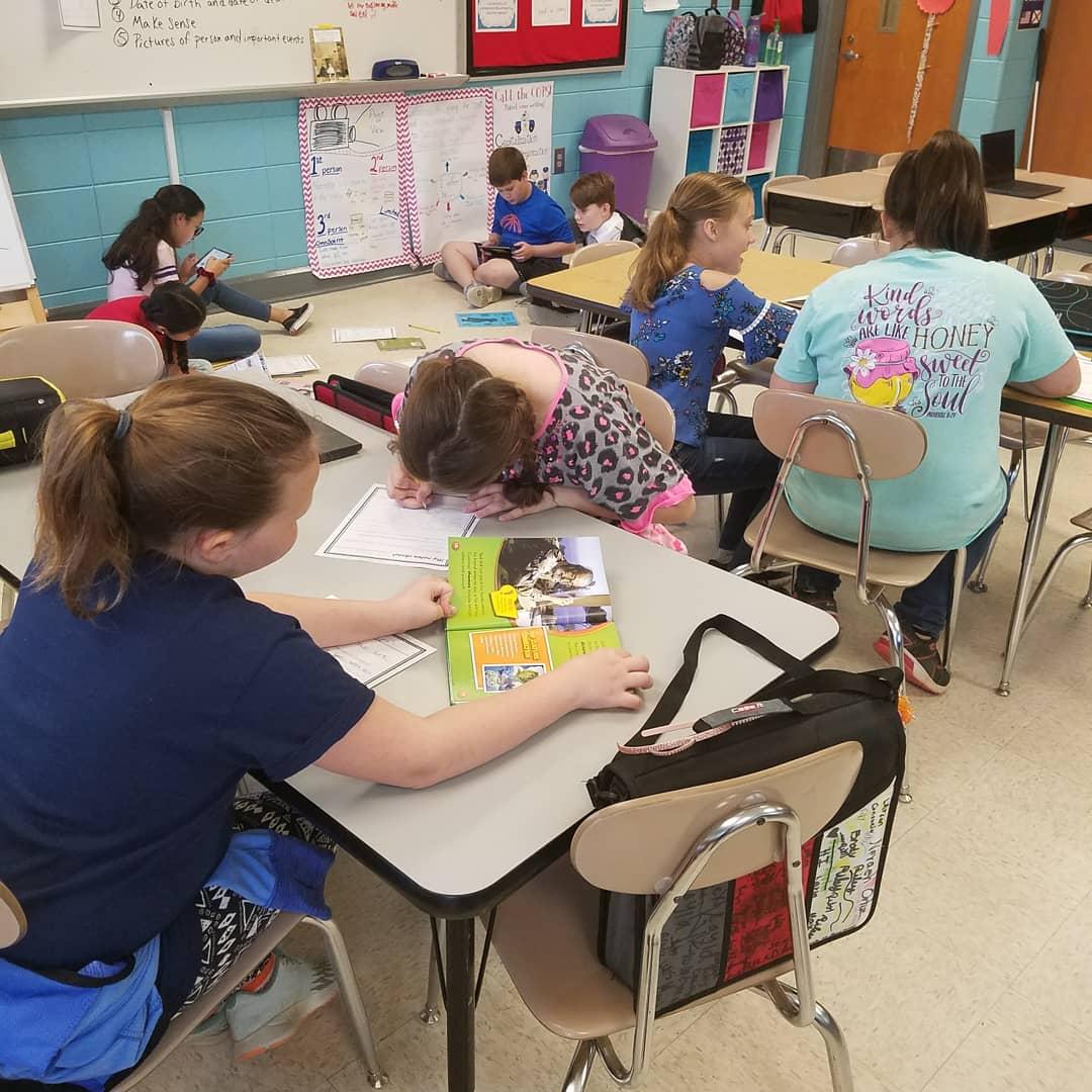 smesbulldogs's tweet photo. 4th graders researched, created a Google Slide, and presented to the class using biographies of their choice! π»π#4thgradespotlight #technology #presentations https://t.co/kZtOqqlDkM