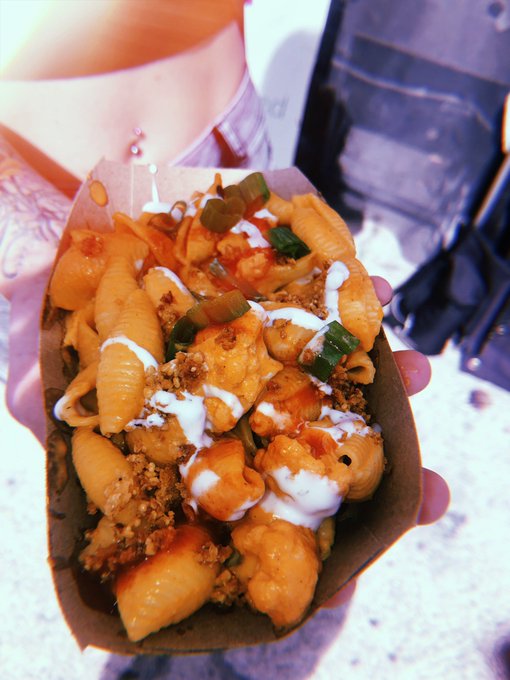 VEGAN MAGIC but for real buffalo cauli Mac and cheese all plant based? DYINNNN 🏵 https://t.co/Pz1AVU