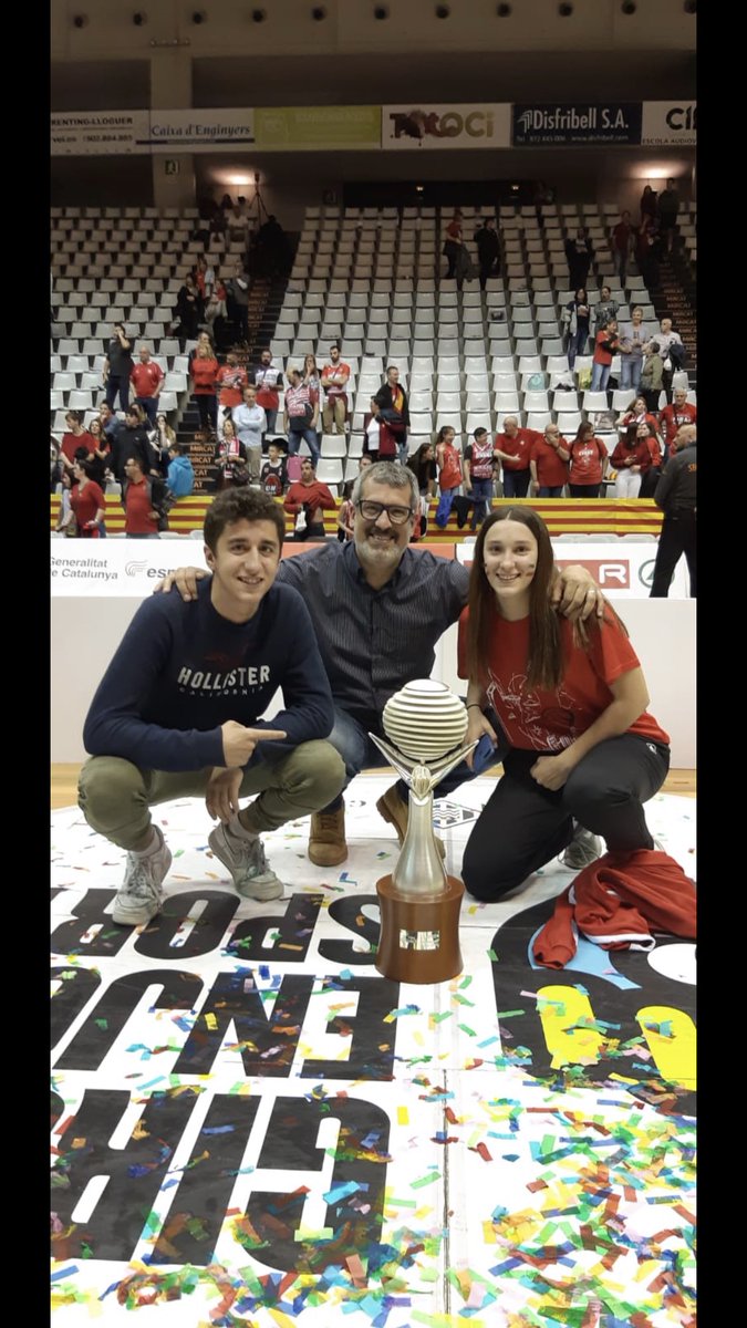 Cesc_Riera's tweet photo. Quina nit més genial que ens ha regalat l’@unigirona... quin orgull de formar-ne part, i quina pena que en #QuimParedes no ens hagi pogut acompanyar, hauriem plorat d’alegria plegats....! Una abraçada a tots els que hem participat d’aquest èxit, que som milers...! Seguim !! https://t.co/GVzxr3nr3I