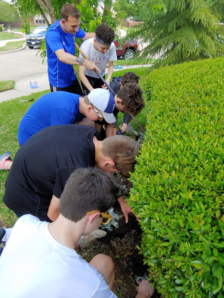 BarisaMark's tweet photo. @TitansFutbol 03 Boys Campbell and @CoachAden
serving the community.
#BeBoldBeBraveBeTitans
#BeGentlemen
#BeKind
#BeBetter
@Blencs23 @Mezza0102 https://t.co/pLzBM6fHQ5
