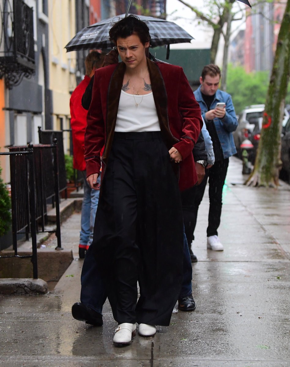 hsdcandids's tweet photo. Harry arrives at the Pre-Met Gala Dinner Party in NYC - May 5 https://t.co/ebUq1LzZE0