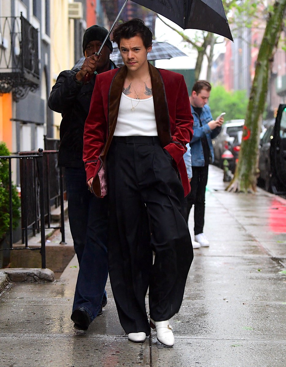 hsdcandids's tweet photo. Harry arrives at the Pre-Met Gala Dinner Party in NYC - May 5 https://t.co/ebUq1LzZE0