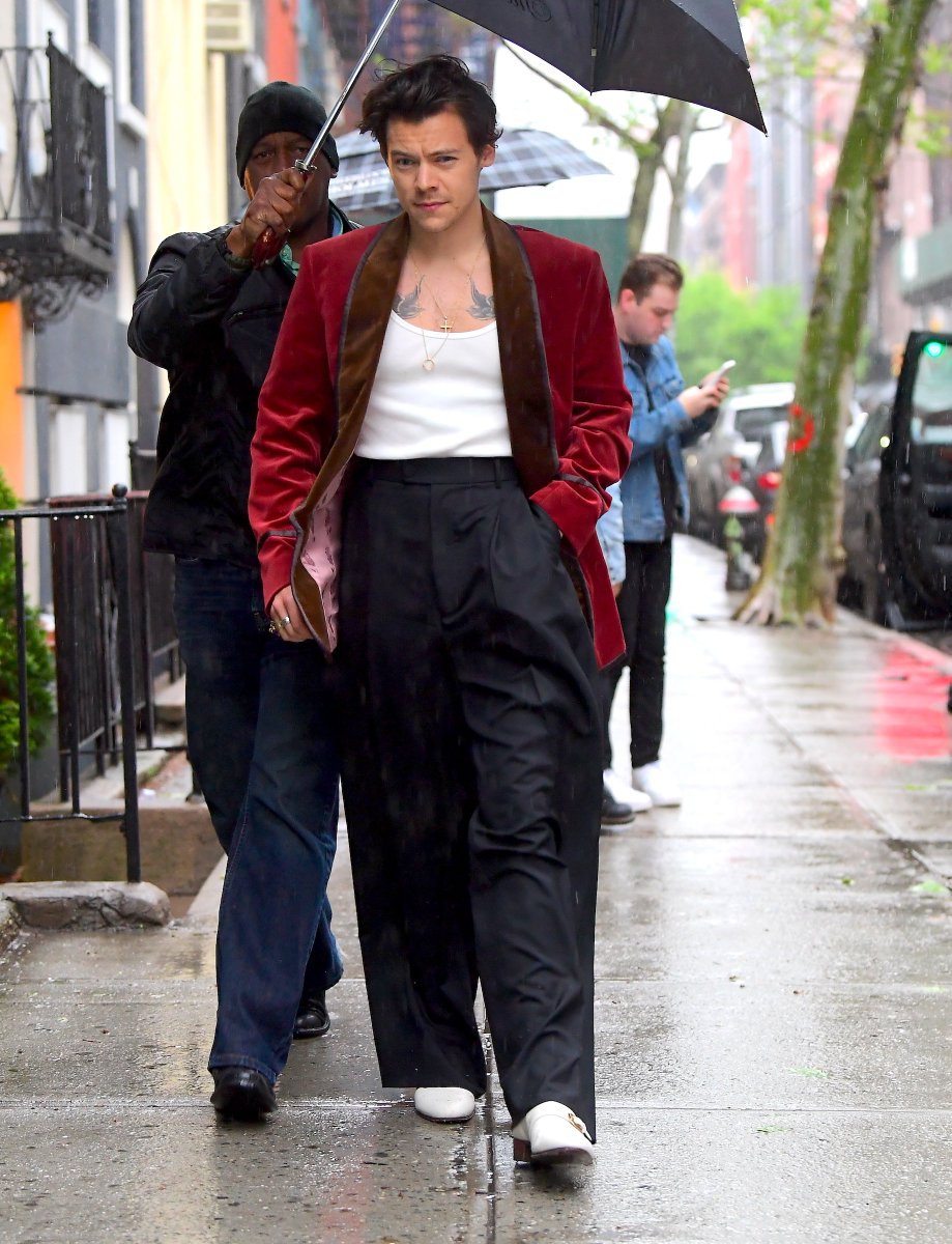 hsdcandids's tweet photo. Harry arrives at the Pre-Met Gala Dinner Party in NYC - May 5 https://t.co/ebUq1LzZE0