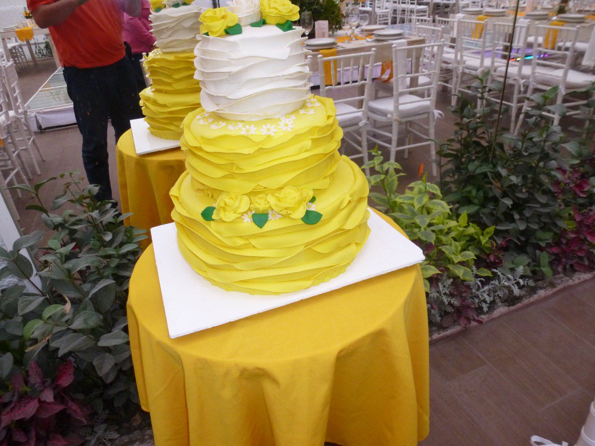 kedulc's tweet photo. Entrega del sábado,pan de nata relleno de mermelada de piña, y buttercream de piña, fondant de piña, pedidos 5535135056. https://t.co/Wdas0OJQlD