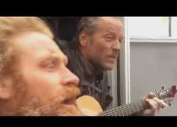 fatwestok's tweet photo. Te quedas sin trabajo y arrancas a hacer bondi...
#TormundGiantsbane #JorahMormont #cuctsa https://t.co/ejGkI5yJib