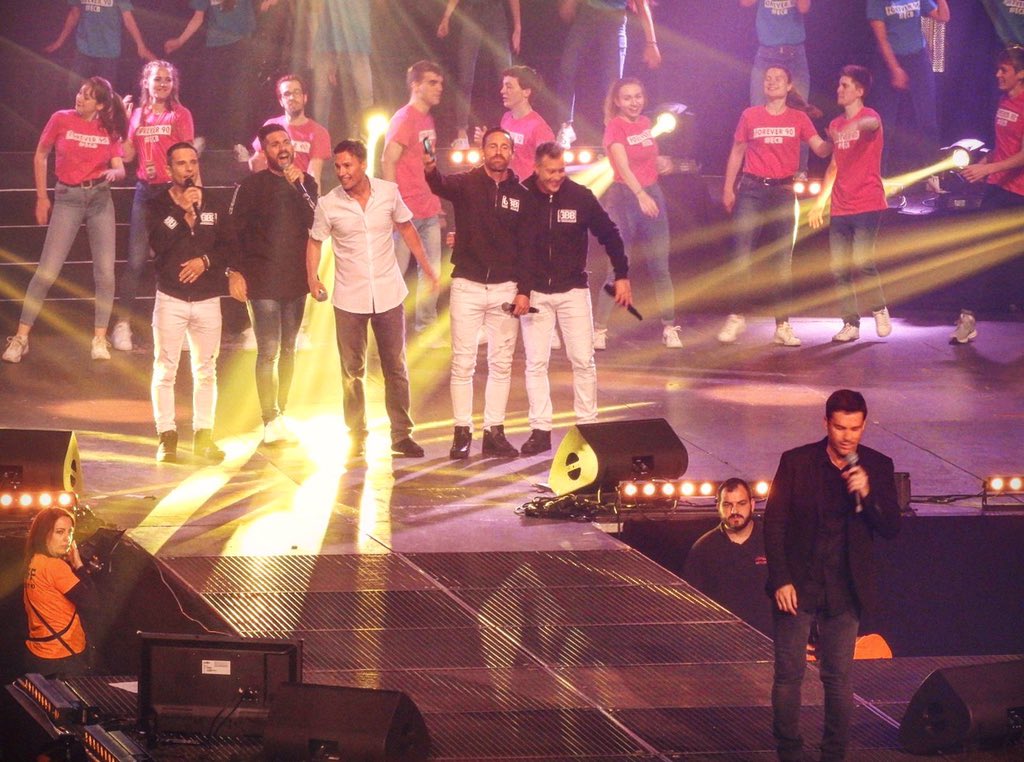 iamSteveHart's tweet photo. I’d like to thank my backing singers and dancers - @iamNathanMoore @calcooperwa @FrankDelay @ChrisKellerOff @allantheoperso @GBB2016 #ZenithdeStrasbourg #WA https://t.co/AyMTC3fsL9
