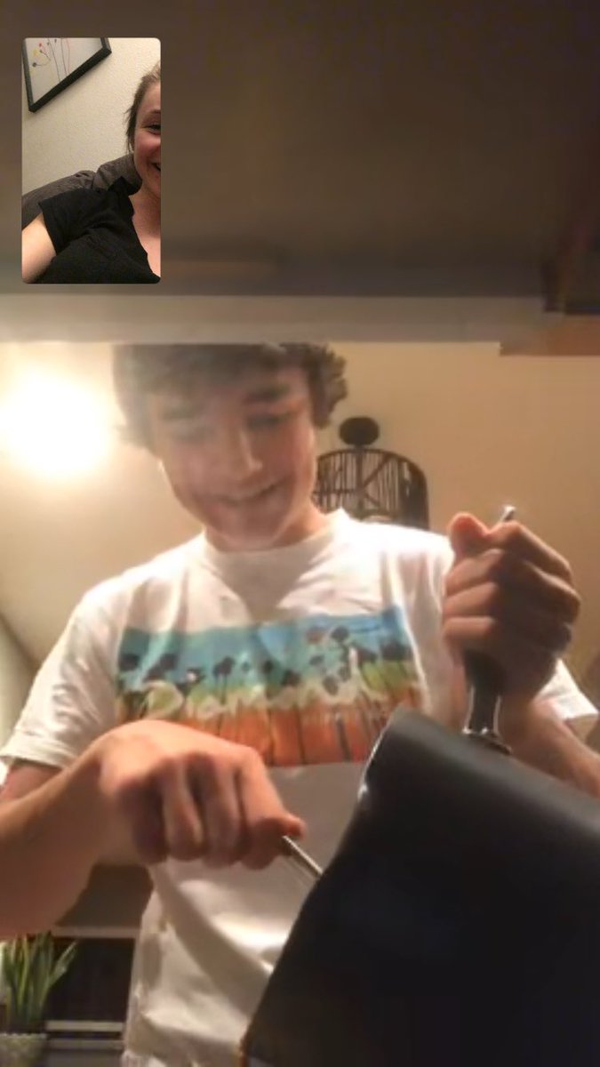 ashlynraeeee's tweet photo. my brother just FaceTimed &amp; asked me to walk him through how to make chili nachos because mom’s asleep🤦🏽‍♀️ Literally step by step, even how to turn stovetop on. Boy I’m worried https://t.co/bnT03AxC4B