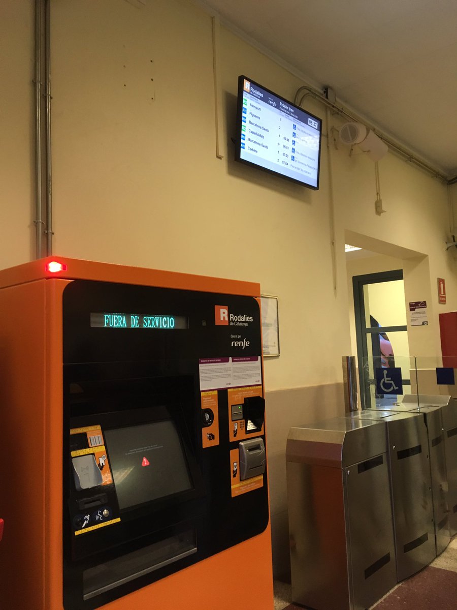 Eneoerre's tweet photo. Dilluns, 6:30 del matí.Toca comprar abonament mensual @Renfe l’única màquina d’estació de #stceloni fora de servei.@rod11cat @usuarisrenfe https://t.co/CGzm1hZ0CO