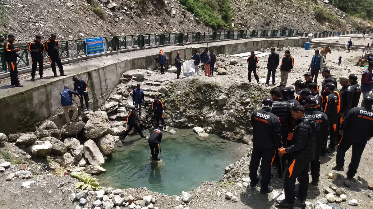 UTDBofficial's tweet photo. #MondayMotivation
The CleanlinessDrive around Uttarakhand is on at full swing to welcome the pilgrims and the tourists to the heavenly side of #ChardhamYatra2019.
#ChaloChardham #ChardhamPlus https://t.co/KnmHyM1MMt