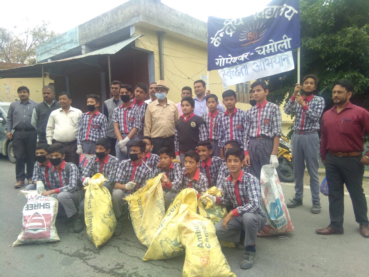 UTDBofficial's tweet photo. #MondayMotivation
The CleanlinessDrive around Uttarakhand is on at full swing to welcome the pilgrims and the tourists to the heavenly side of #ChardhamYatra2019.
#ChaloChardham #ChardhamPlus https://t.co/KnmHyM1MMt