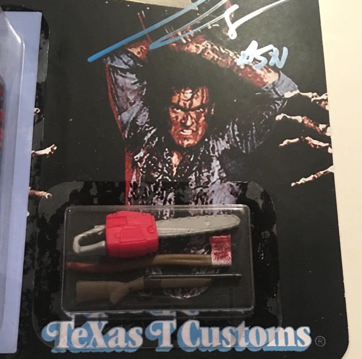 Got my Ash custom signed today by Bruce Campbell at TeXas Frightmare 2019! Great way to end the weekend at our favorite Con of the year! Enjoy #EvilDead #ashvsevildead #brucecampbell #texastcustoms #toddjara #texasfrightmareweekend #texasfrightmareweekend2019