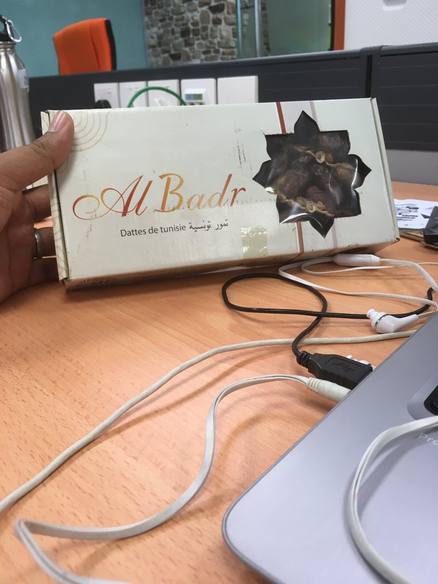harithhaikal's tweet photo. Sekarang ada apps kalau korang ada extra food instead of korang buang/membazir. Korang boleh download apps ohfreefood, snap gambar makanan and post. So people yang interested dengan extra food tu boleh self pickup kat korang. Macam tadi aku dapat kurma free!! #ohfreefood https://t.co/nHBjtd3dMu