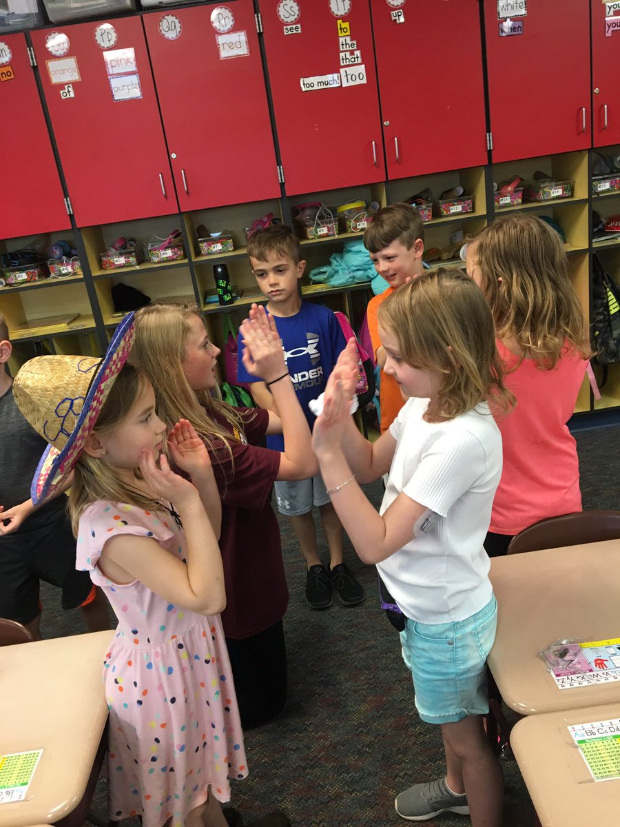 MrsMartinSmiles's tweet photo. #CincoDeMayo #MakeLearningFun #FunIn1Grade ๐ฒ๐ฝ ๐ถ๐ฅ๐ฎ @angardner06 @RossRams1 https://t.co/KMUgWZXkIi