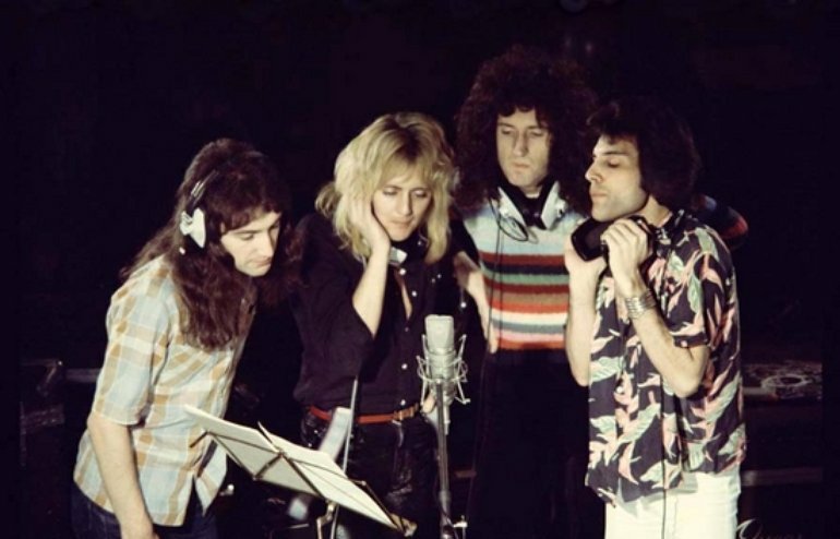 drmaypics's tweet photo. bohemian rhapsody (movie) vs queen https://t.co/hNqrXAeJ6L