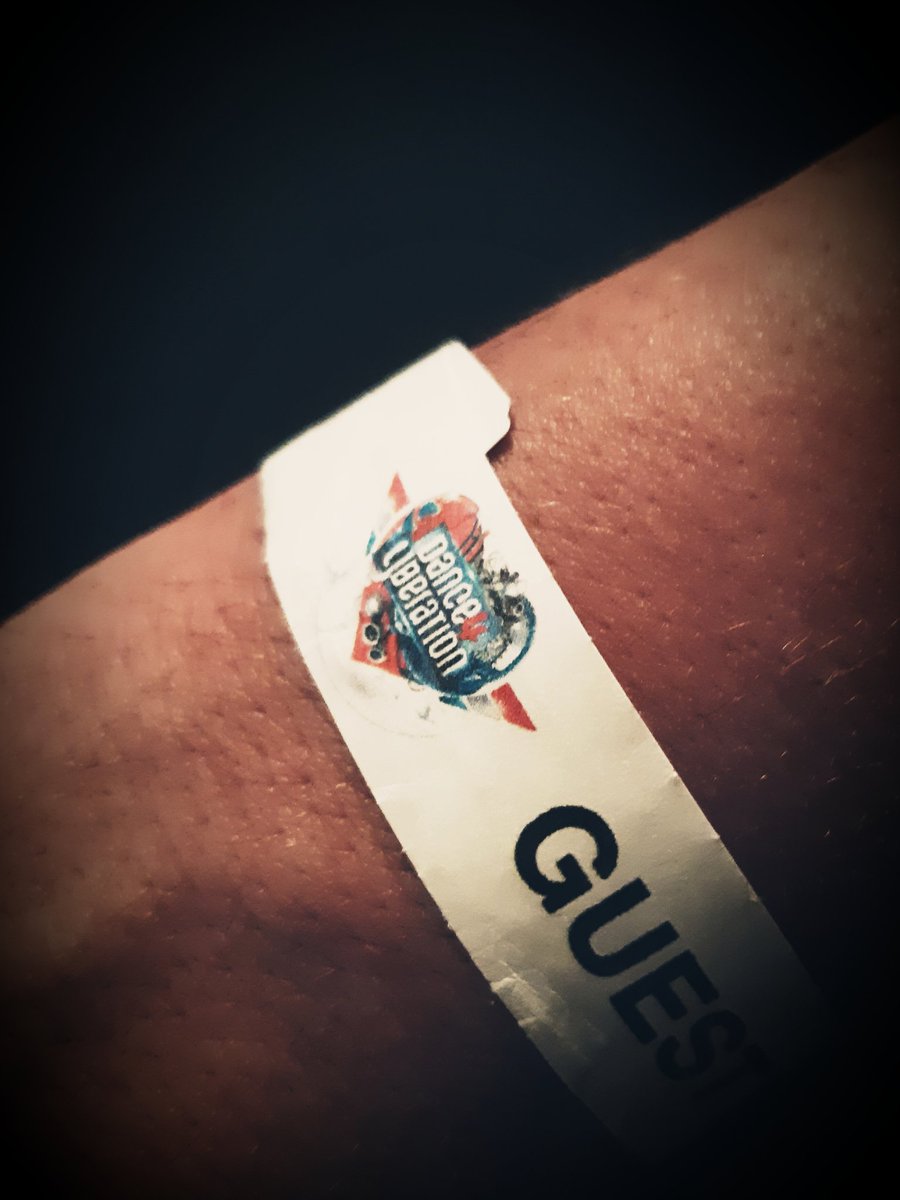 WA_ZwolleNoord's tweet photo. Vandaag tijdens #dance4liberation gewerkt als locatiecommandant. Goede sfeer, fijn publiek en prettige samenwerking met organisator @HiEnergyEvents, @Ambu_IJsselland, @TopEHBO en @TrafficSupport #d4l #danceforliberation #bevrijdingsdag2019 #politie #Zwolle https://t.co/pgei1hhqqM