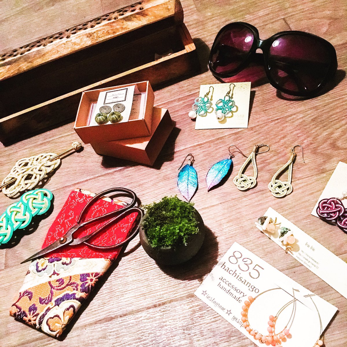Che_Sara's tweet photo. ピアス買いすぎ。
I bought too many earrings.
#どきどきフリーマーケット #フリーマーケット #fleamarket #幕張 #千葉 #ピアス #pierce #earings #アクセサリー #かんざし #水引 #ハサミ #苔 #サングラス #お香入れ #海とうに #grabthecloud #ericknoza #realleaf #珊瑚 #coral #ウニの殻 https://t.co/Q2WDs3c52p