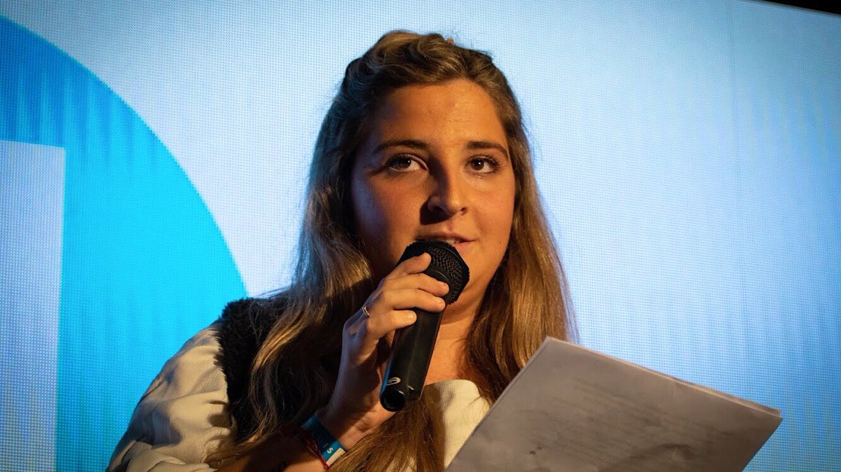 lista71's tweet photo. “Un gran problema que tiene la juventud es el ingreso al mercado laboral, hay que incentivar empresas privadas para que nos contraten y evitar que terminemos frustrados y trabajando en cosas para las que no nos formamos” @Natiborrazas en encuentro de jóvenes con Luis #La71conLUIS https://t.co/J55k4A348M