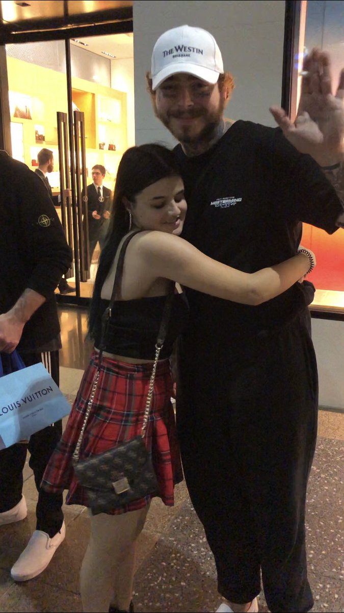 purelymalone's tweet photo. i met the dude who saved my life, i met the most humble person on the entire planet, i met @PostMalone https://t.co/4aKHmMIKx7