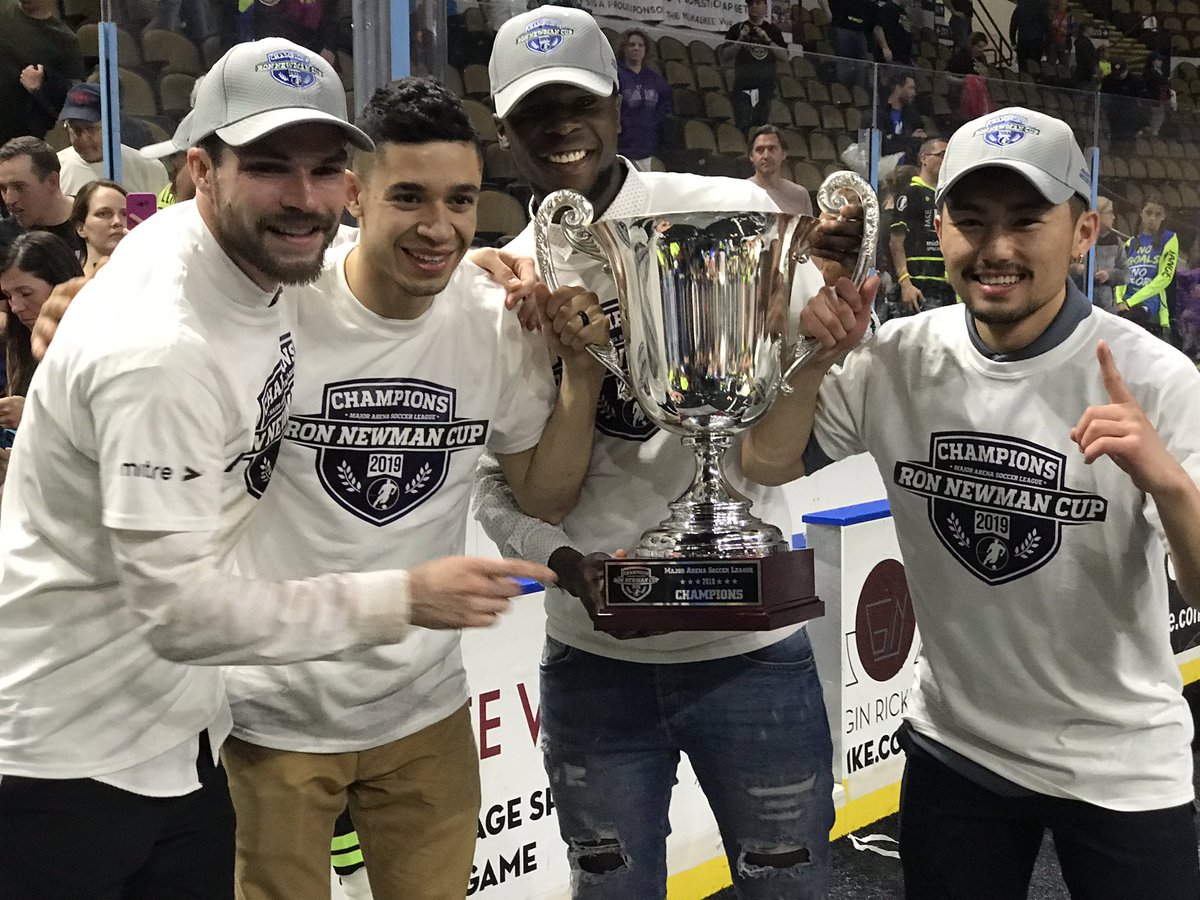 GidTruth's tweet photo. The Milwaukee Wave Wins!!! A Packed house at @UWMPantherArena @MilwaukeeWave and the star players take a moment after to thank fans and take photos with kids. @tmj4 #mkewave #wave #soccer #mke #milwaukee #tmj4 https://t.co/rA8Rj10OY4