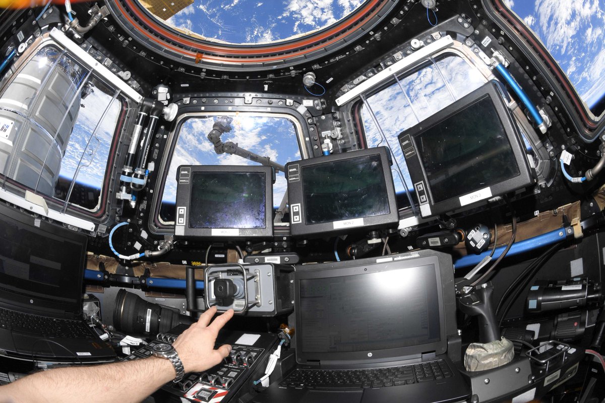 Astro_DavidS's tweet photo. Je viens de terminer la configuration du poste de travail robotique de la coupole pour le grand jour. Fier de voir de l’équipement canadien au centre des opérations critiques! #OsezExplorer https://t.co/l1OXXmT81Q