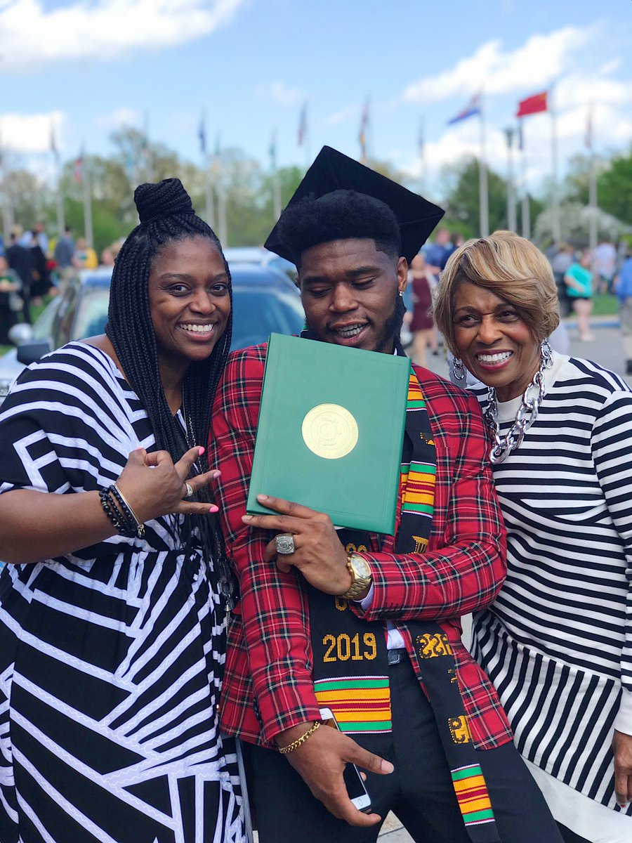 brazil_dg's tweet photo. “If You Do It For the Fam Stay Focused ..” - @gherbo 

Proud to be the First Ever College Graduate in the Family. 🖤🌹 https://t.co/hlkoY1R4JE