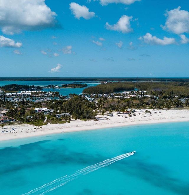 View from heaven -
#treasurecay #abacos #outislands #getouthere #bahamasboating #itsbetterinbahamianwaters #bahamas🇧🇸 #travelbahamas #bahamasblues #instabahamas 📷 by @jiggy.productions bit.ly/2vGVhcJ