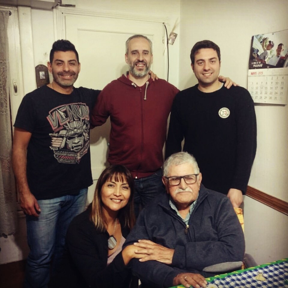 100clubes's tweet photo. Club #ColoColo 💙
.
📸 Su 1er Presidente, Guido Corrado Campolla, nos recibió junto a su familia para contarnos la historia del #Club 
.
📌 Ubicado en Bestoso 2830
.
📃 Fundado el 18/09 del 66, fecha patria de #Chile 🇨🇱
.
#100clubesdebarrio #historia #deporte #futbol #mardelplata https://t.co/tVAHWVi0iE