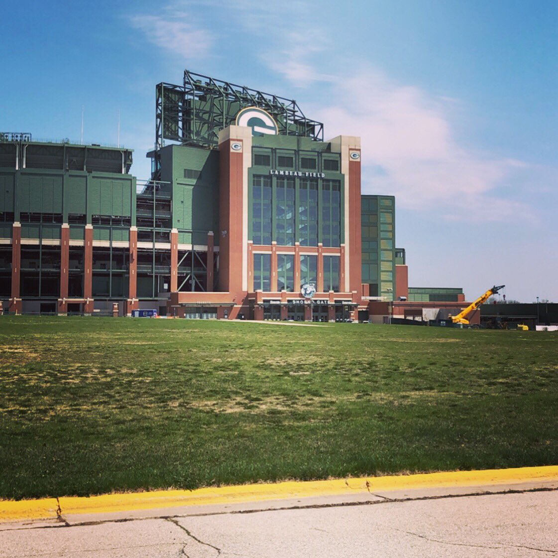 sandra_deeeeee's tweet photo. Got to see the infamous Lambeau Field today. And like most things of greatness, you really can’t appreciate it until you have see it with your own eyes. #lambeau #greenbay https://t.co/3lKwMzxr7O