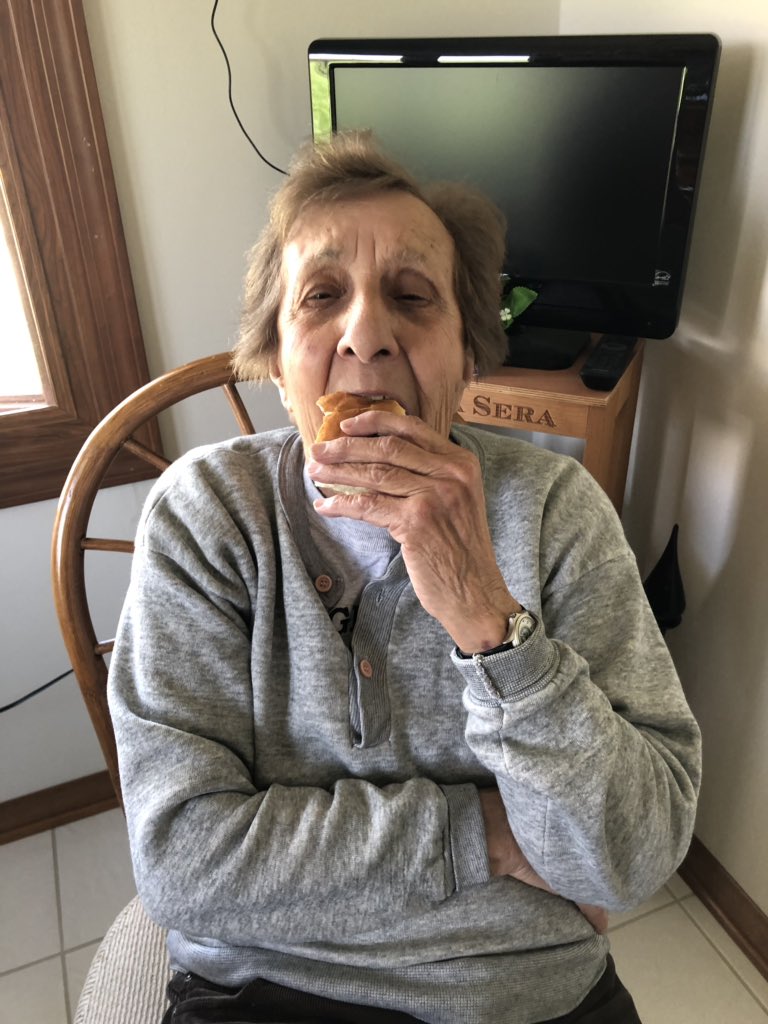 rachelkonrad's tweet photo. Delicious and all-new new #impossibleburger alert: the BBQ #impossibleslider at @WhiteCastle! Aunt Grace approved during a family fast-food bingefest on the farm. https://t.co/sIP9EzapzW