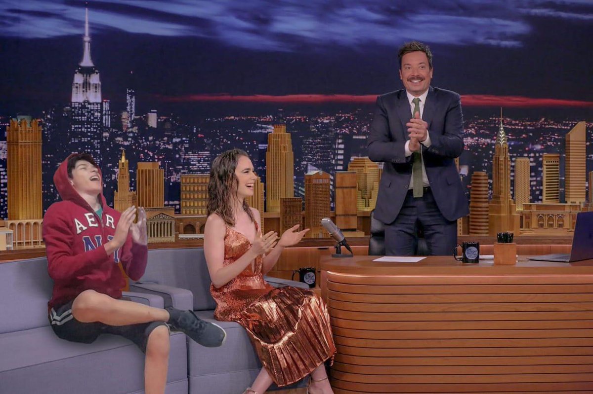 ferflowerssss's tweet photo. AYUDAAAAAAAAAAAAAAAAAAAAAAAAAAAJDGKXHSMRMJFICJS @lilycollins https://t.co/m50uVp8FO1
