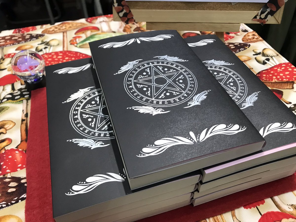 パン田 على تويتر わーい 設営終わりました 今から無配を折ります 本が思ったより魔法書で最高にハッピー 実はカバーなので 中身は可愛い感じになってます