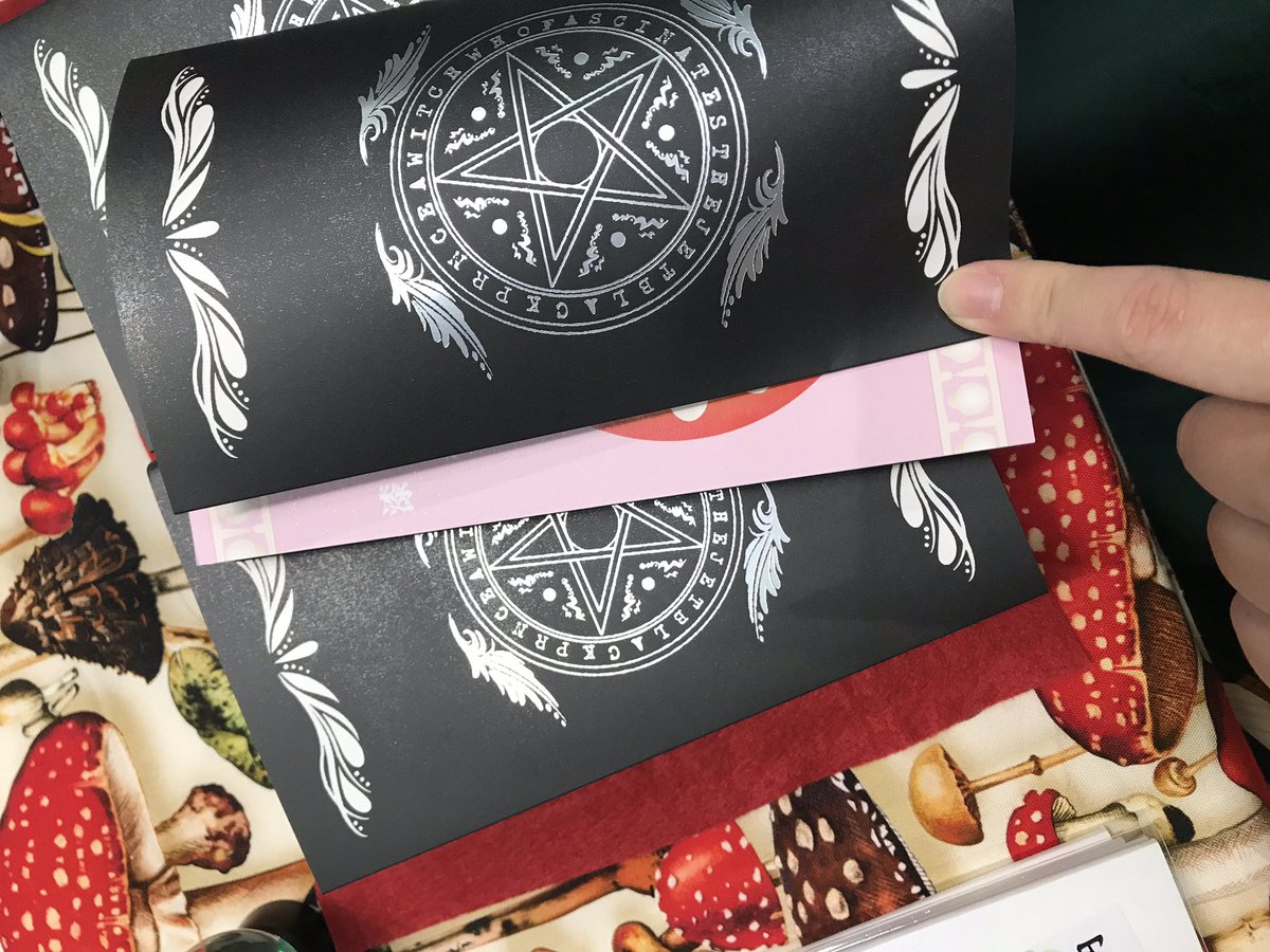 パン田 على تويتر わーい 設営終わりました 今から無配を折ります 本が思ったより魔法書で最高にハッピー 実はカバーなので 中身は可愛い感じになってます