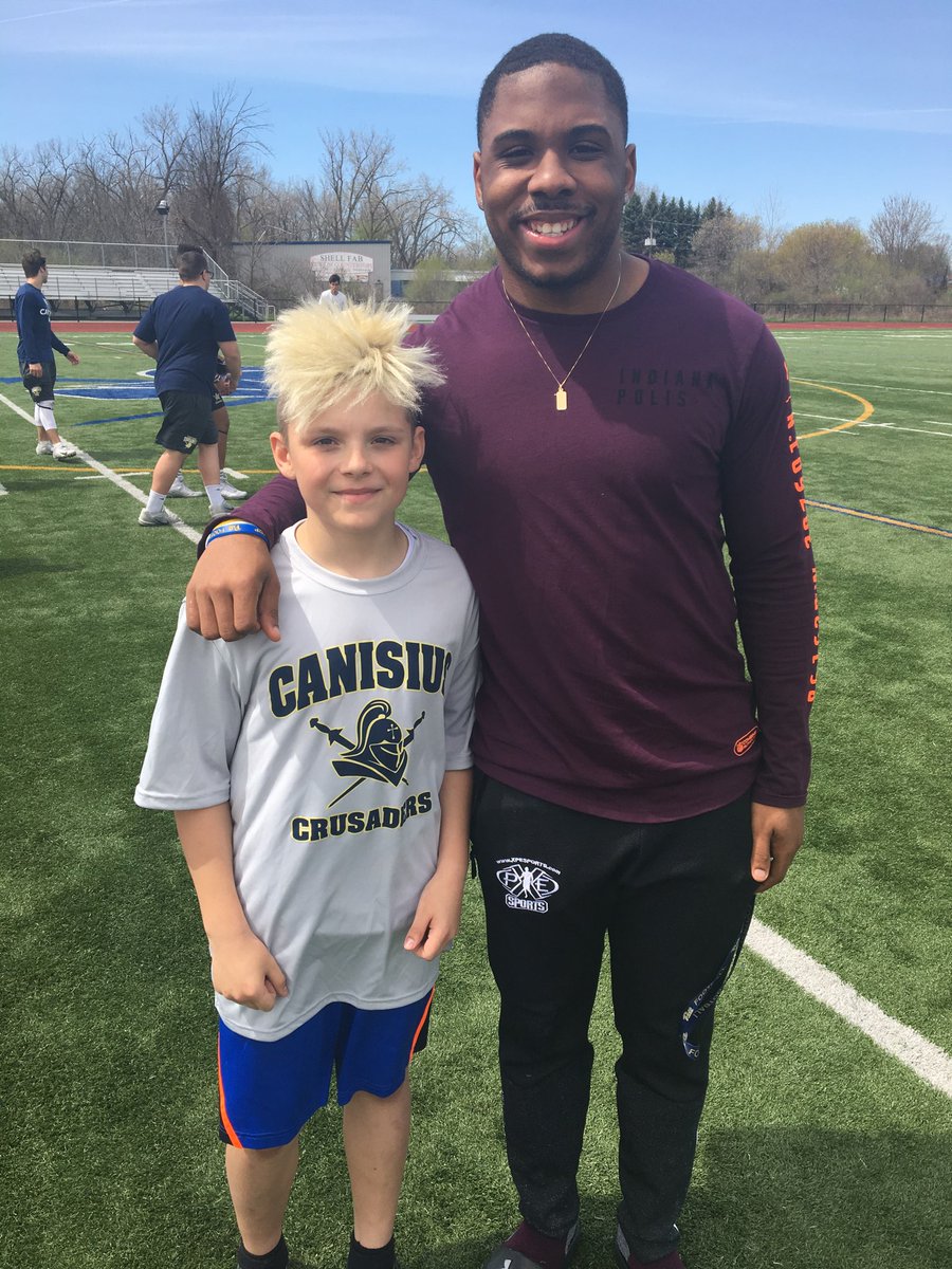 queencity32's tweet photo. Huge shootout @QOllison for taking the time and being a inspiration to my son https://t.co/NTZ7Oq3Evc