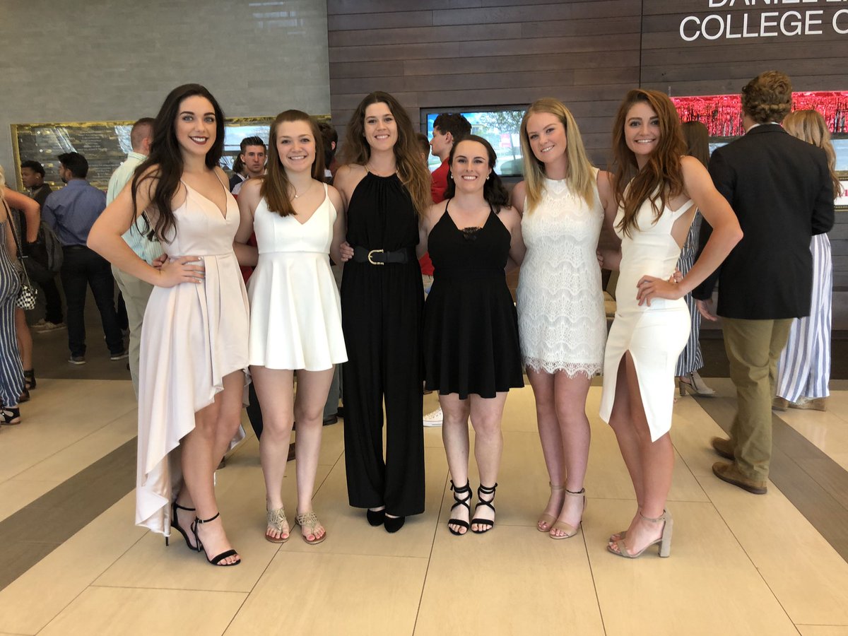 We stay dressing at the Benny Awards 👀 👀