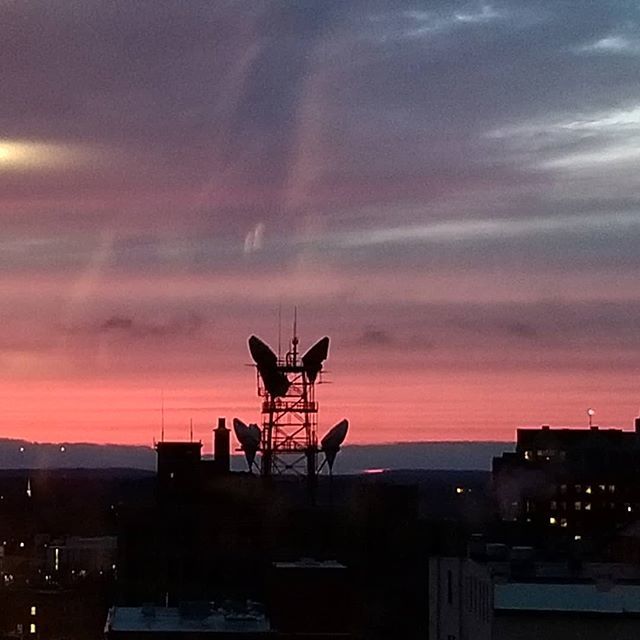LauraOinAK's tweet photo. Saw a gorgeous sunset here in Portland. Very glad I came to Maine and want to plan another trip here. .
.
.
#travelblogger #WITS19 #VisitPortlandME #sunset_lovers #sunset_pics #maine #sunsetcityscape #travelusa https://t.co/1tB4m33H6v https://t.co/Gb2xqa2ytT