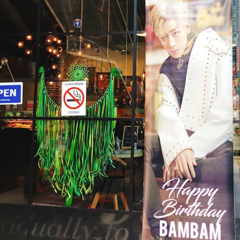 ohmy_cupholder's tweet photo. GOT7 Bambam 23rd B'day Cupholder
๊ฐ์ธ๋ธ ๋ฑ๋ฑ 23๋ฒ์งธ ์์ผ ์ปตํ๋
๐ฒ๐พ Gloria Jean's Coffee, Bukit Bintang
๐ฒ๐พ Kuala Lumpur ์ฟ ์๋ผ๋ฃธํธ๋ฅด ๅ้ๅก
๐ฒ๐พ 5/4 ~ 5/5
โค @NatassjaZain @chittaphonlee #KINGBAMBAMDAY
#GOT7 #BAMBAM #๊ฐ์ธ๋ธ #๋ฑ๋ฑ #เนเธเธกเนเธเธก #cupsleeve #ๆฏๅฅ #ใซใใใใซใใผ https://t.co/1r1mJ55948