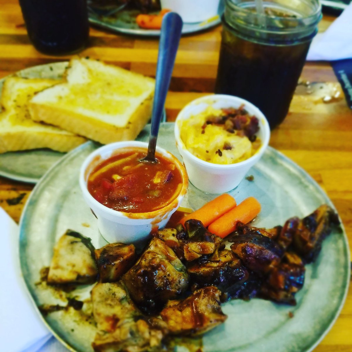 WesleyOutland's tweet photo. Sunday Night #PostRaceDinner after a successful weekend even though it rained with the #MusicCity200/#SLMChallenge at Nashville! Awesome group of people to work with w/ @speed51dotcom /@MAVTV. #MoreShortTracks https://t.co/t6jPZ0mZqL