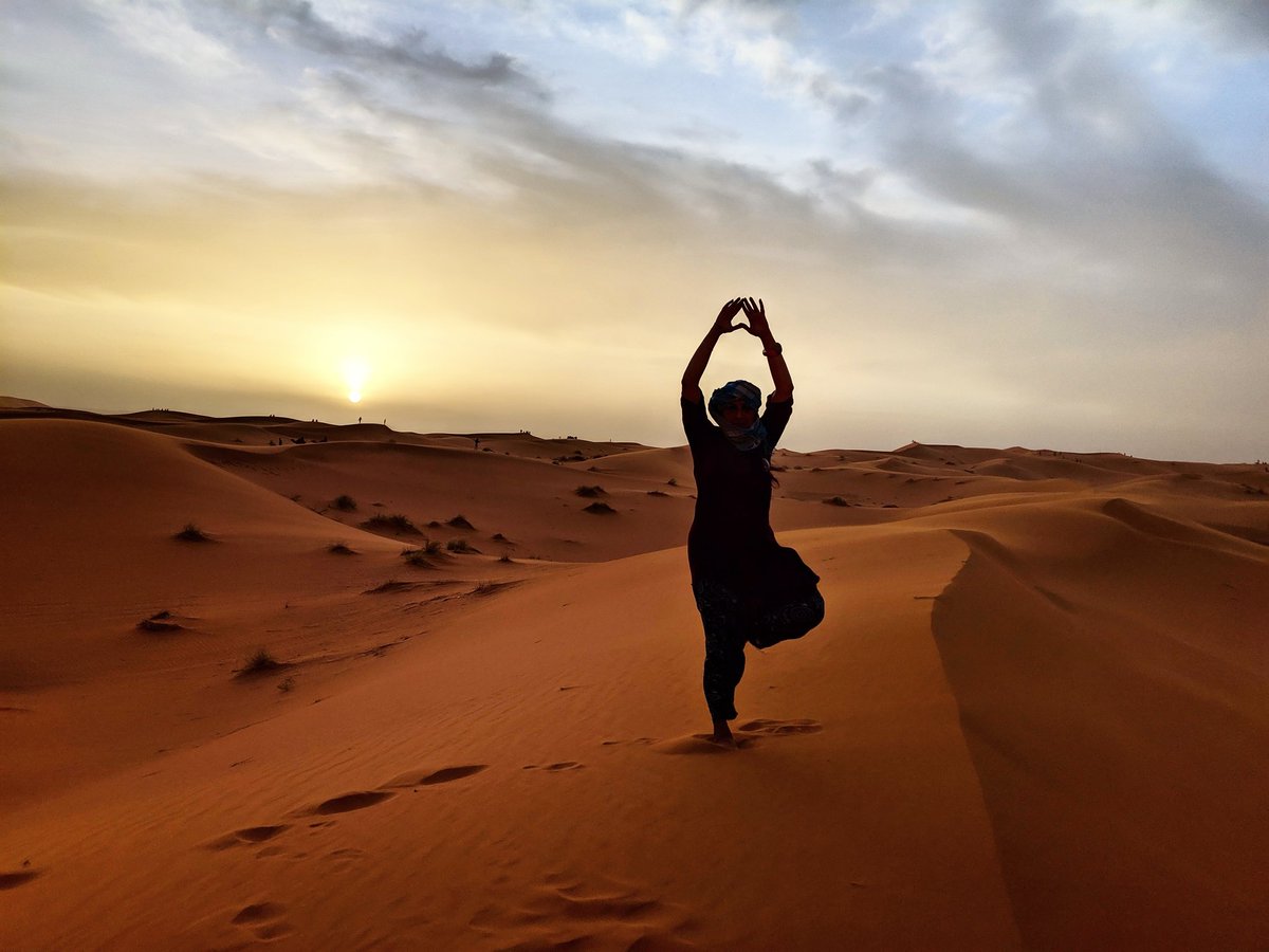 HealerBee's tweet photo. Be your own oasis in the desert of life
#TreePosing #MiddleOfTheDesert #SaharaAdventure #SaharanSunset #TravelAfrica #MoroccoTravel #MagicalMorocco #YogisGottaTravel #YogaEveryDamnDay #Vrikshasana #TreePose https://t.co/wv7SnfoDlU