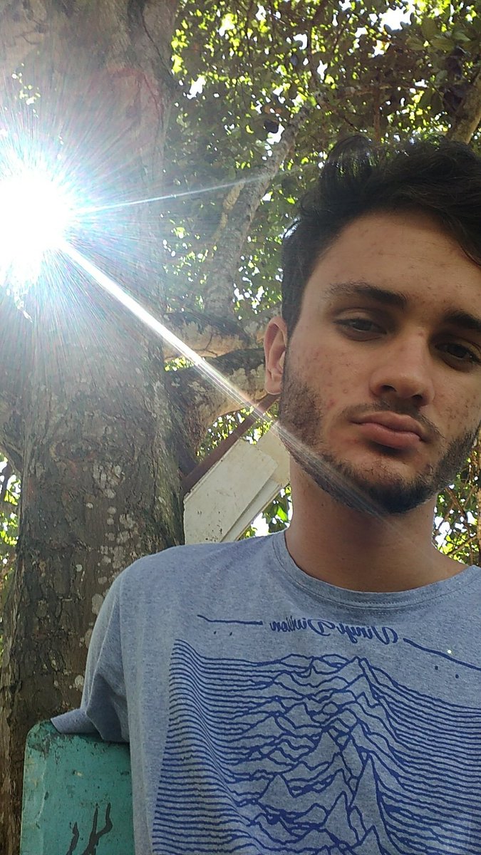 linequerb's tweet photo. Minha cara num domingo do tédio vcs entendem né #EntendeTodoMundo https://t.co/YXfQFpYkYJ