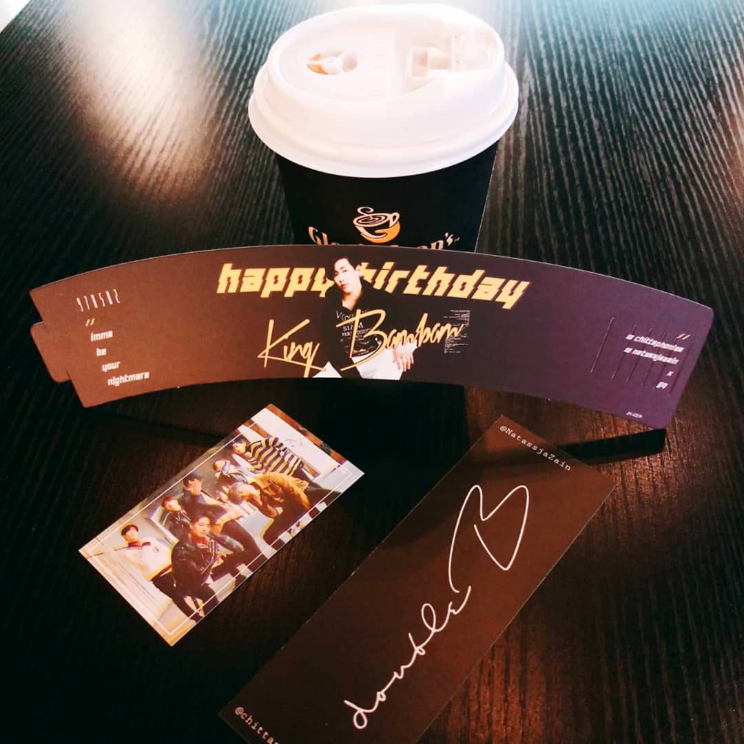 ohmy_cupholder's tweet photo. GOT7 Bambam 23rd B'day Cupholder
๊ฐ์ธ๋ธ ๋ฑ๋ฑ 23๋ฒ์งธ ์์ผ ์ปตํ๋
๐ฒ๐พ Gloria Jean's Coffee, Bukit Bintang
๐ฒ๐พ Kuala Lumpur ์ฟ ์๋ผ๋ฃธํธ๋ฅด ๅ้ๅก
๐ฒ๐พ 5/4 ~ 5/5
โค @NatassjaZain @chittaphonlee #KINGBAMBAMDAY
#GOT7 #BAMBAM #๊ฐ์ธ๋ธ #๋ฑ๋ฑ #เนเธเธกเนเธเธก #cupsleeve #ๆฏๅฅ #ใซใใใใซใใผ https://t.co/WK5VuUDWyn