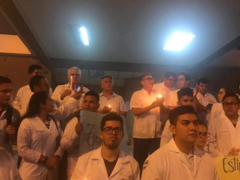 YaTenemosPRESI's tweet photo. #EstipendioJusto
Inicia la vigilia nocturna convocada por los estudiantes del #Internado en varias provincias del país. Todo esto mientras @Lenin le miente al país diciendo que hay un acuerdo nacional concertado por todos los sectores sociales y de producción. Cc @MashiRafael https://t.co/QD1i90icsJ