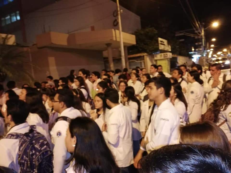 YaTenemosPRESI's tweet photo. #EstipendioJusto
Inicia la vigilia nocturna convocada por los estudiantes del #Internado en varias provincias del país. Todo esto mientras @Lenin le miente al país diciendo que hay un acuerdo nacional concertado por todos los sectores sociales y de producción. Cc @MashiRafael https://t.co/QD1i90icsJ