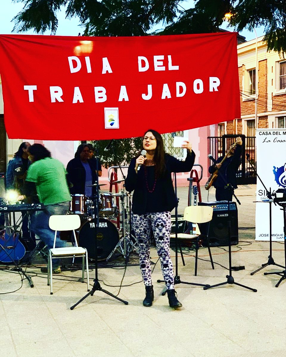 IraciHassler's tweet photo. "Los filósofos no han hecho más que interpretar de diversas formas el mundo, pero de lo que se trata es de transformarlo." A #Marx201 conmemoramos día de l@s trabajadores/as en Barrio República. Reivindicamos como él, que el fruto de nuestro trabajo sea para quienes lo trabajan. https://t.co/DsjIYs4HAI