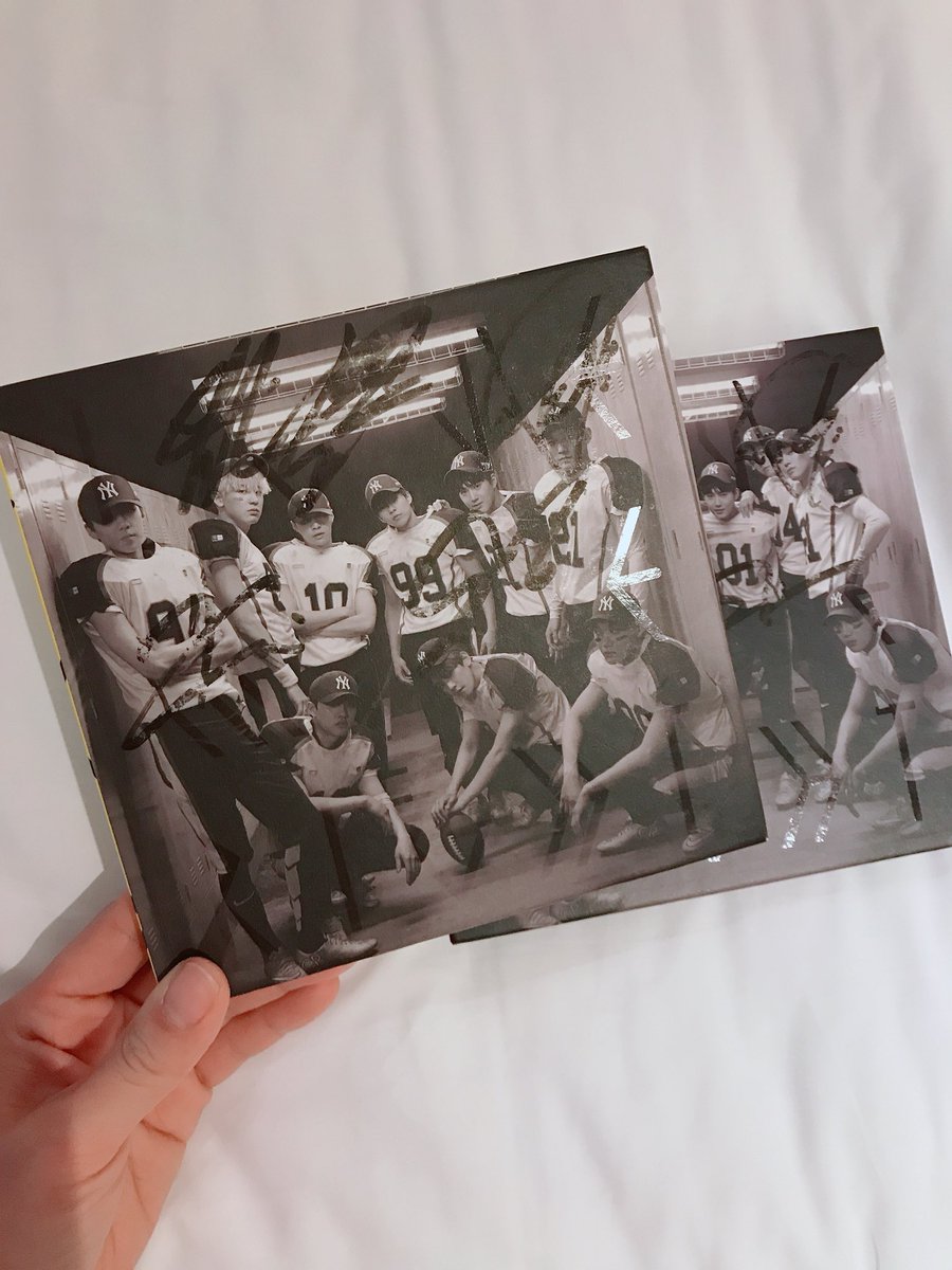 FOR_04_'s tweet photo. 오늘 백현의 생일을 기념하여 서울 카페 ‘코넌’에서 이벤트가 있을 예정입니다 ! 공지를 올려드릴테니 구경하시도 씨디도 받아가세요 ❤️ https://t.co/6nywuo1q7y