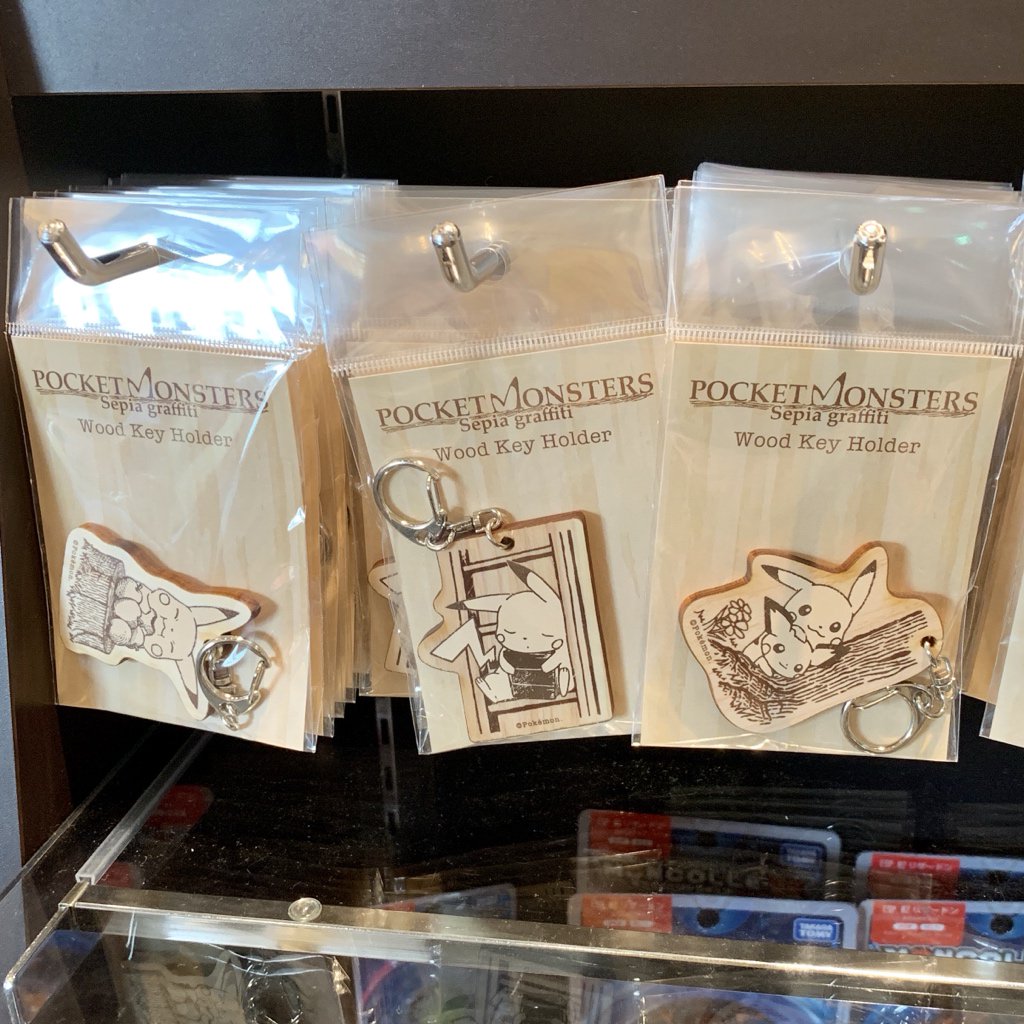 ポケモンセンターnakayama ポケモンセピアグラフィティの木製キーホルダーとアクリルスタンドが映画館にありました ポケモンセンターnakayama ポケモンセピアグラフィティの木製キーホルダーとアクリルスタンドが映画館にありました